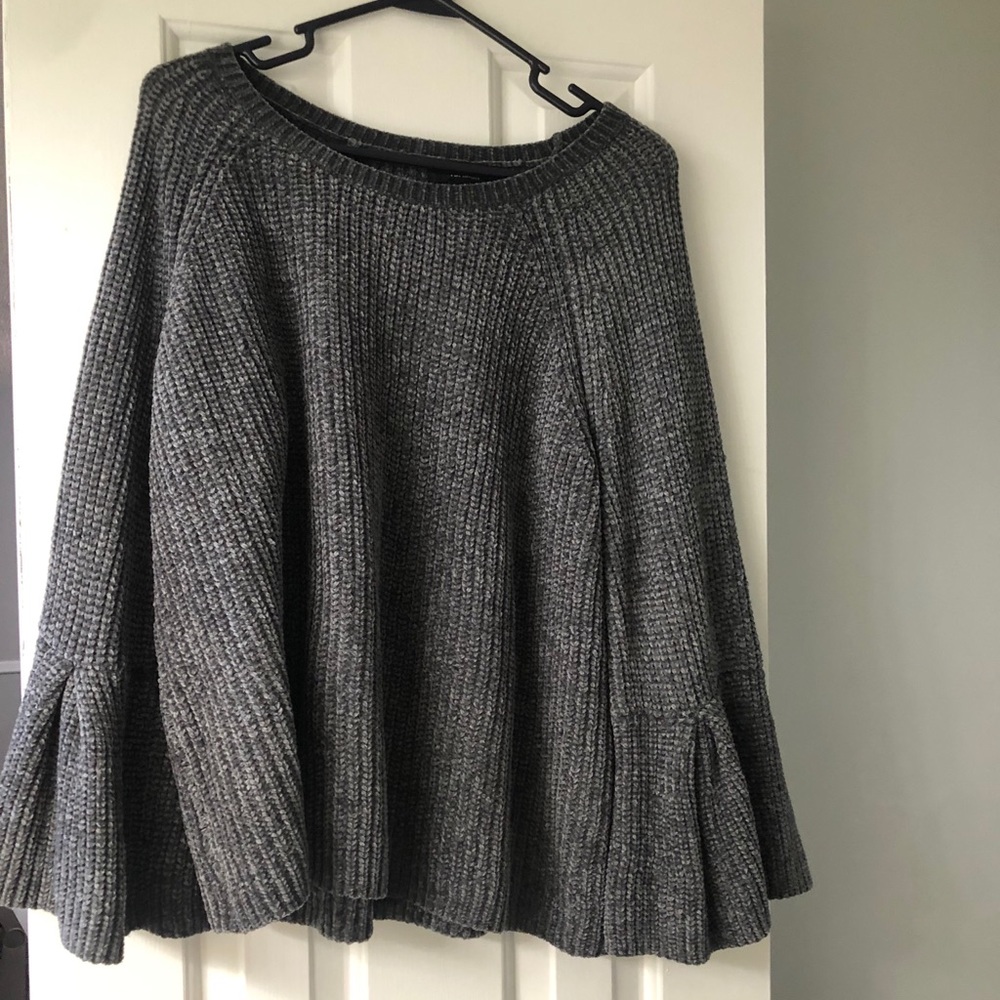 Gray sweater open sleeves